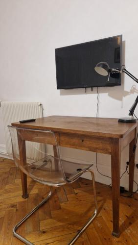 Gite dans une maison normandeにあるテレビまたはエンターテインメントセンター