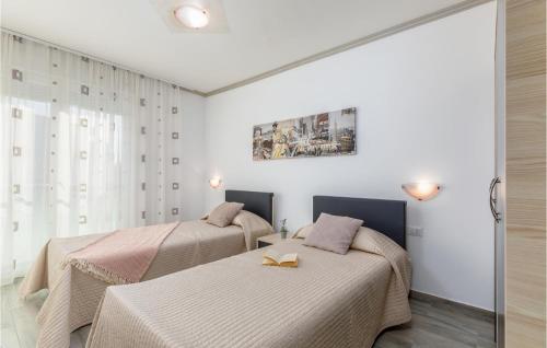 Ένα ή περισσότερα κρεβάτια σε δωμάτιο στο Beautiful Home In Umag With Wifi