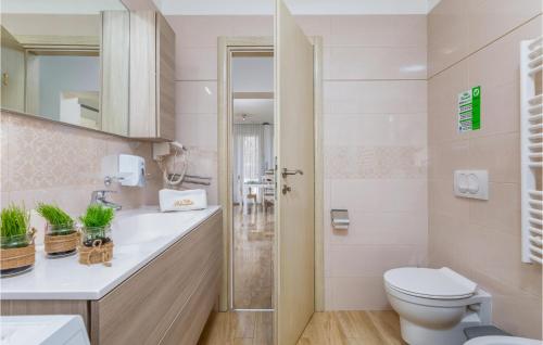 Ένα μπάνιο στο Beautiful Home In Umag With Wifi