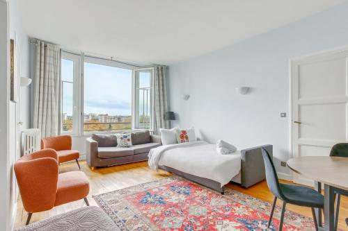 une chambre avec un lit, un canapé et une table dans l'établissement Appartement Cosy - 59 Rue Froidevaux Paris Montparnasse, à Paris