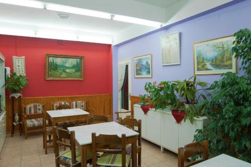 a dining room with red and blue walls and tables at Hotel Athina in Delfoi