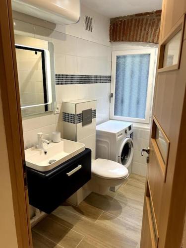 une petite salle de bain avec toilettes et lavabo dans l'établissement Le Charmant - Appartement Calme et Cosy au coeur de Toulouse - Proche Transports, à Toulouse