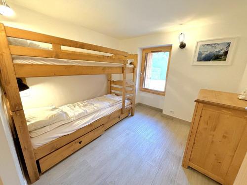 Ένα ή περισσότερα κρεβάτια σε δωμάτιο στο Appartement cosy à St Martin de Belleville, 4 pièces, proche des pistes et commodités - FR-1-452-34