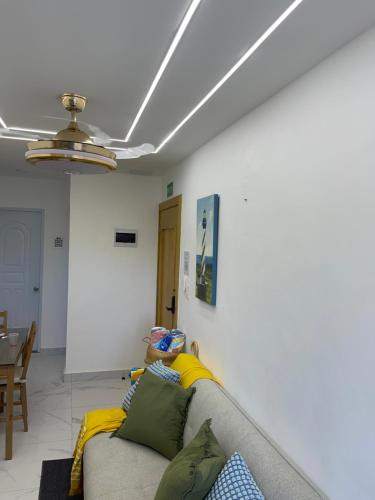 un soggiorno con un divano e un soffitto di Tiny Home-El Pueblito a San Felipe de Puerto Plata