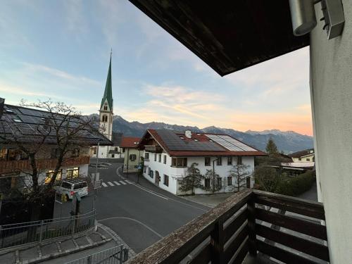 una vista dal balcone di una piccola città con una chiesa di Mountain Studio Mutters a Innsbruck