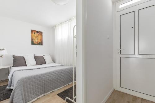 NEW!Charming 2bd apt close to center and natural beach