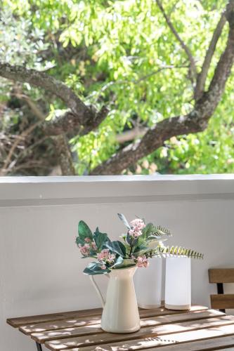 NEW!Charming 2bd apt close to center and natural beach