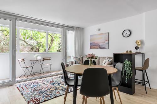 NEW!Charming 2bd apt close to center and natural beach