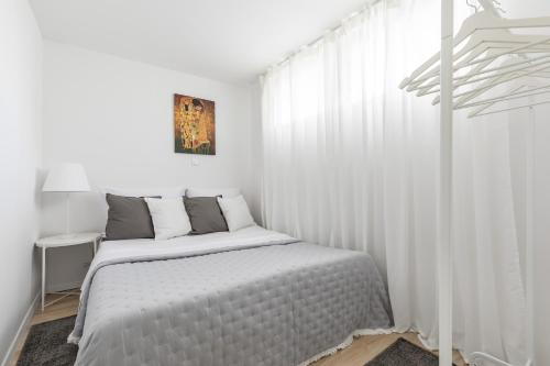 NEW!Charming 2bd apt close to center and natural beach