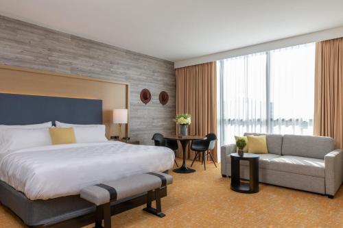 Holiday Inn & Suites Nashville Downtown Broadway Image