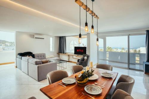 Grand Sea View Apartment 3' from Kavouri Beach