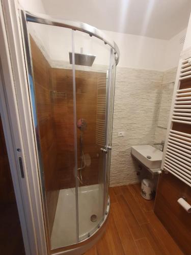 a shower in a bathroom with a toilet at Il RIFUGIO DELLO SCIATORE RESIDENCE PARADISO in Roccaraso