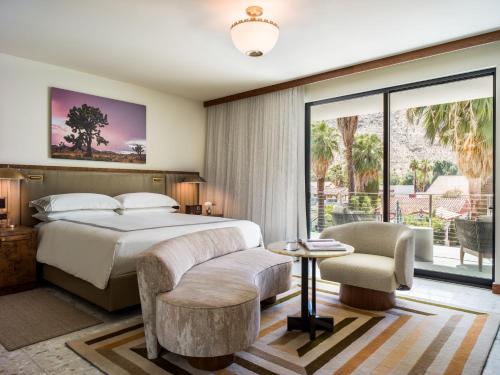 Postel nebo postele na pokoji v ubytování Thompson Palm Springs, By Hyatt