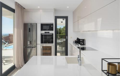 Dapur atau dapur kecil di Awesome Home In Kastelir With Sauna