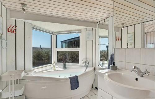 Ένα μπάνιο στο 3 Bedroom Beautiful Home In Løkken