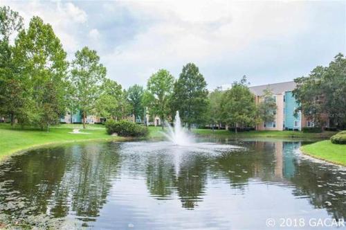a fountain in the middle of a pond at A cozy place near UF in Gainesville
