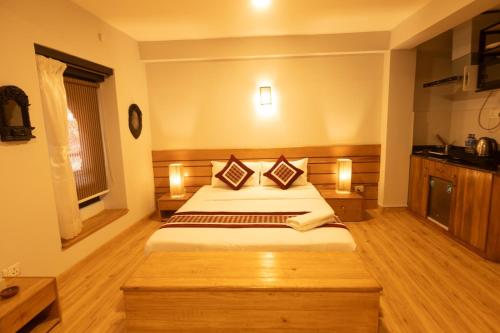 Una cama o camas en una habitación de Subha Casa Hotel