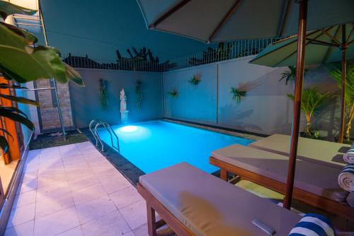 a swimming pool with a light in the middle at Villa Dua Warna Dencarik in Lovina
