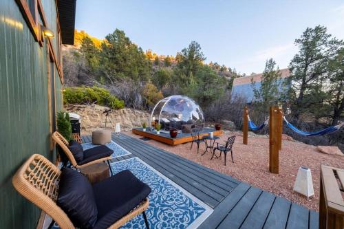 Billede fra billedgalleriet på Cozy Cabin and Stargazing Dome Bedroom Deck BBQ Hammocks i Glendale