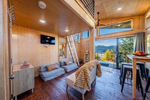 Billede fra billedgalleriet på Cozy Cabin and Stargazing Dome Bedroom Deck BBQ Hammocks i Glendale