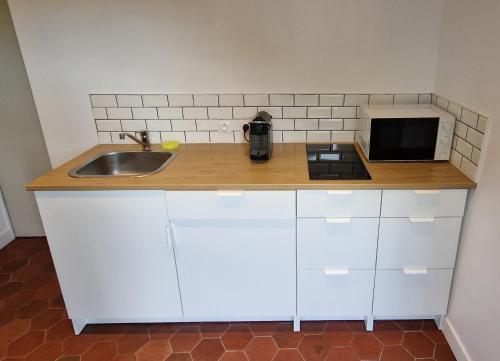 Gite dans une maison normandeにあるキッチンまたは簡易キッチン