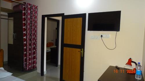 Televisyen dan/atau pusat hiburan di Nirmalyam Homestay