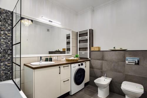 Ένα μπάνιο στο Sika Onyx Garden Apartment Arad