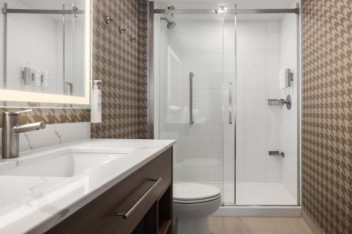Ένα μπάνιο στο Home2 Suites By Hilton Kitchener