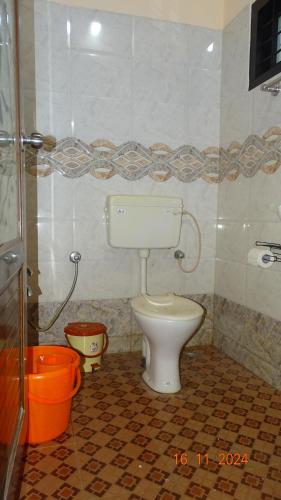 Bilik mandi di Nirmalyam Homestay