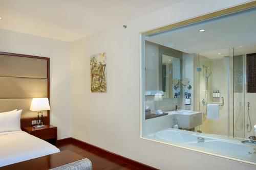 Koupelna v ubytování Crowne Plaza Kochi by IHG