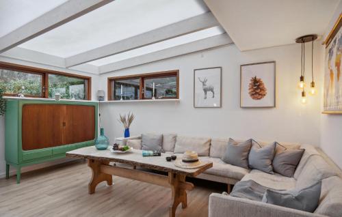 Posezení v ubytování 3 Bedroom Lovely Home In Hals