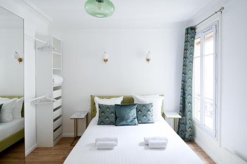 Ένα ή περισσότερα κρεβάτια σε δωμάτιο στο Entire Apartment Central Paris, 3rd floor with elevator