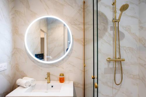 Ένα μπάνιο στο Entire Apartment Central Paris, 3rd floor with elevator