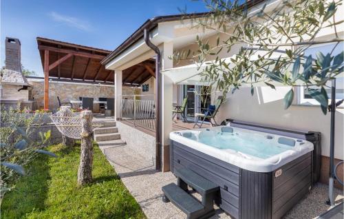 Nice Home In Valbandon With Jacuzzi