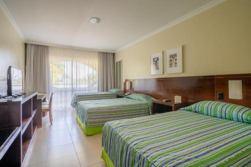 Busca-VidaにあるBahia Plaza Hotelのベッド2台と机があるホテルの部屋