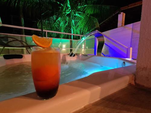 a drink sitting on top of a bath tub at Refugio dos Carneiros in Praia dos Carneiros