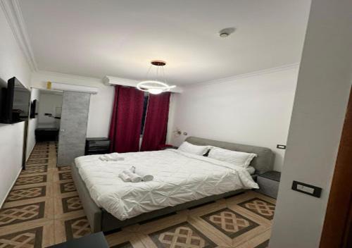 ローマにあるRosa Italia Hotel Romaのベッドルーム1室(ベッド1台、動物2匹の詰め物付)