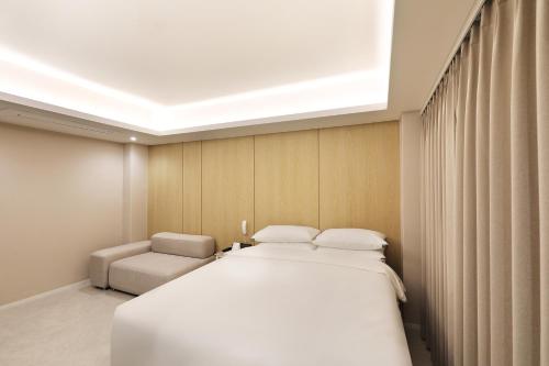Postel nebo postele na pokoji v ubytování Seoul Inn Hotel by The Designers