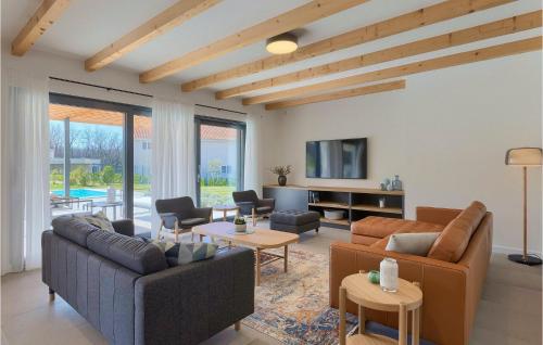 un salon avec deux canapés et une télévision dans l'établissement Villa Povetica, à Poreč