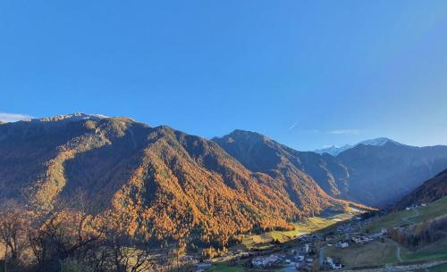 a view of a mountain range with a town at WASCHERHOF - Ferienwohnungen Oberhofer in Martello