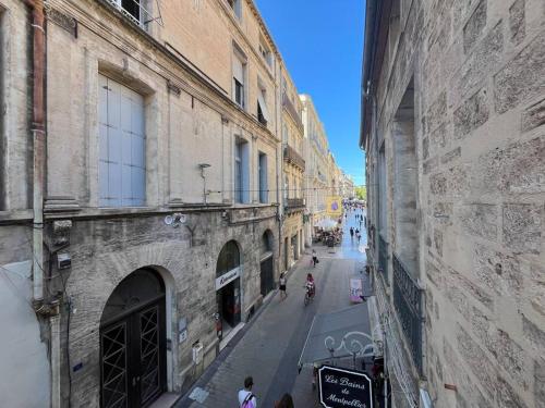 une rue urbaine avec des bâtiments et des gens qui marchent dans la rue dans l'établissement Le Studio de l'Opéra, à Montpellier