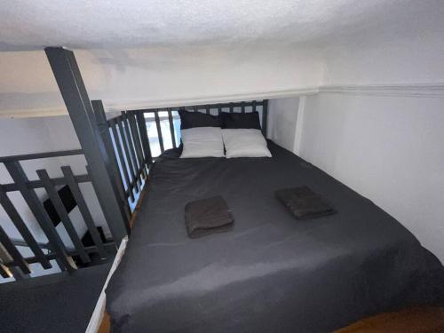 une petite chambre avec un lit dans une pièce dans l'établissement Le Studio de l'Opéra, à Montpellier