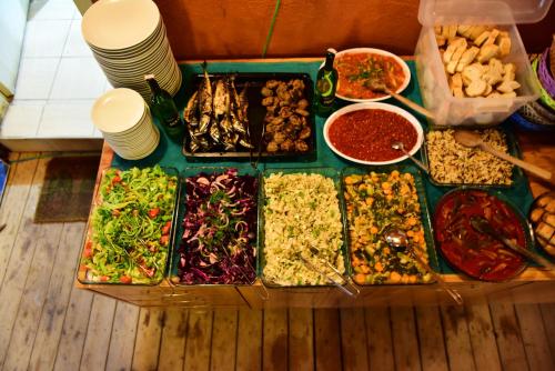 una mesa llena de diferentes tipos de alimentos en Alibaba Pension, en Cıralı