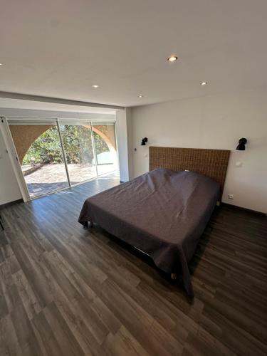 une chambre avec un lit au milieu d'une pièce dans l'établissement Villa provençale golfe St Tropez, à Roquebrune-sur Argens