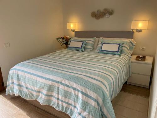 una camera da letto con un letto grande con due cuscini di San Agustín BeachSun Relax a San Bartolomé