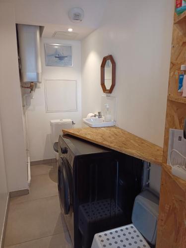 une cuisine avec un micro-ondes et un évier dans l'établissement Maison individuelle à Caen, à Caen