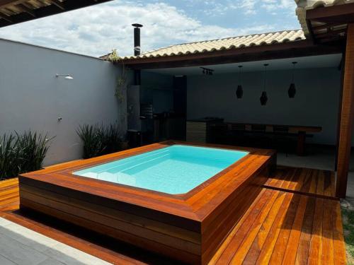 einen Pool auf einer Holzterrasse in der Unterkunft Casa em Búzios in Búzios