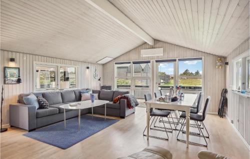 Ruang duduk di 3 Bedroom Pet Friendly Home In Hjørring