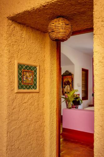 a doorway to a room with a painting on a wall at Ensueño de Fuga in Zihuatanejo