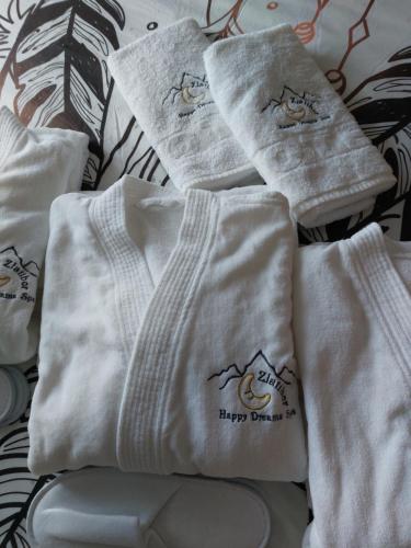Postel nebo postele na pokoji v ubytování Happy Dreams Spa 5